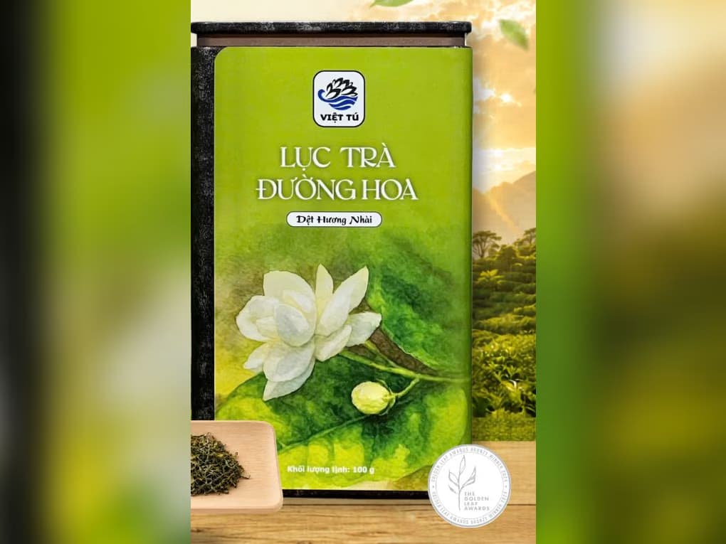Hộp thiếc xanh lá in hình hoa nhài, bên cạnh khay trà khô